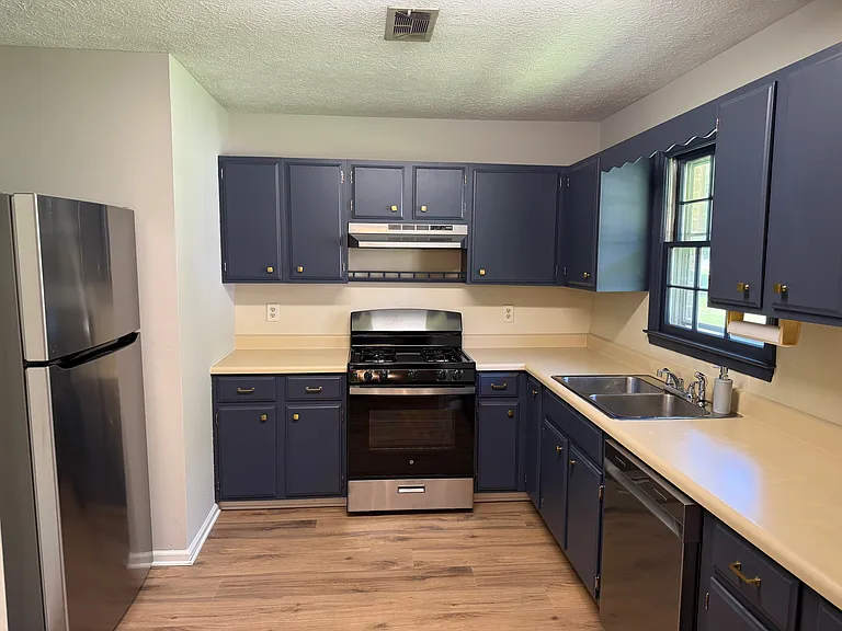 Kitchen. All brand new appliances!