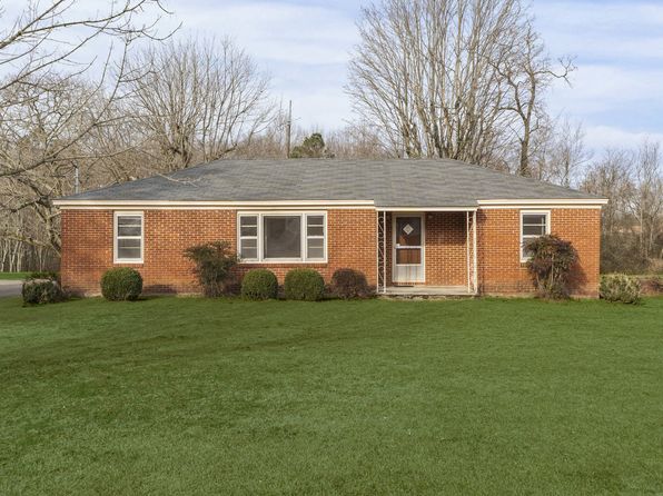 19 W Point Dr, Fayetteville, TN 37334