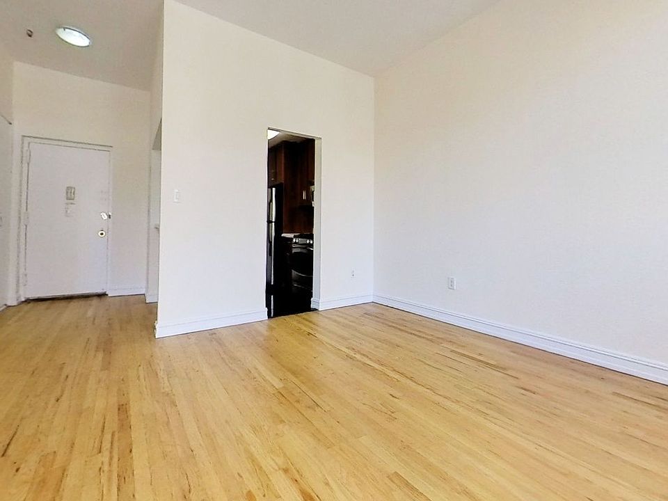 2nd image of 1 Astor Pl APT 4V