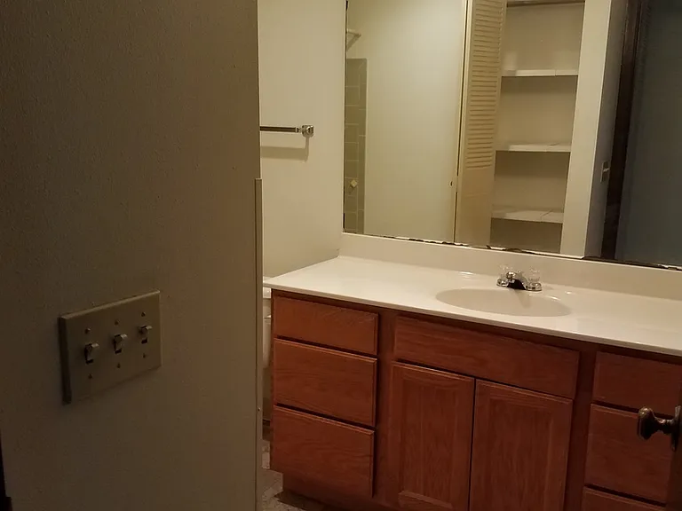 Courtyard Apartment Homes - 808 — Photo 8