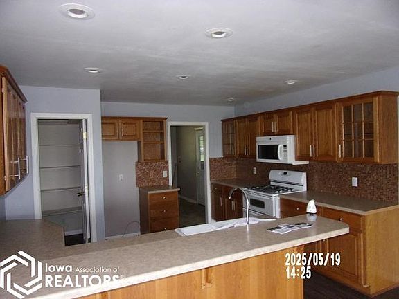 3rd image of 209 5th Ave SE