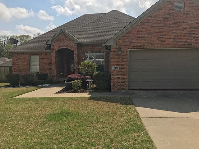 1st image of 1724 White Oak Ln