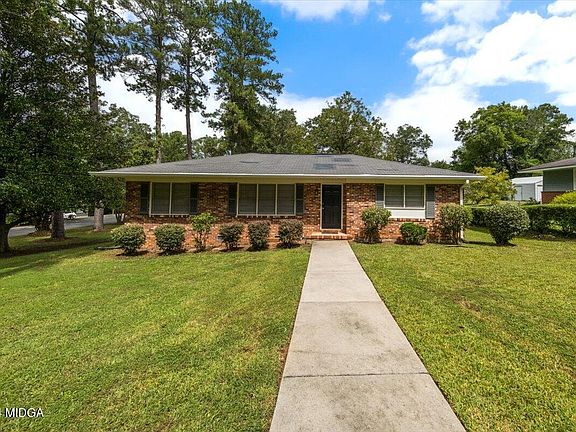 2nd image of 1006 N Pine Knoll Dr