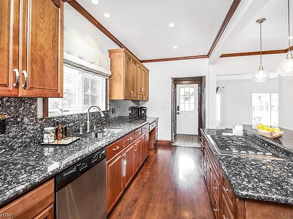 3rd image of 6718 Daisy Ave