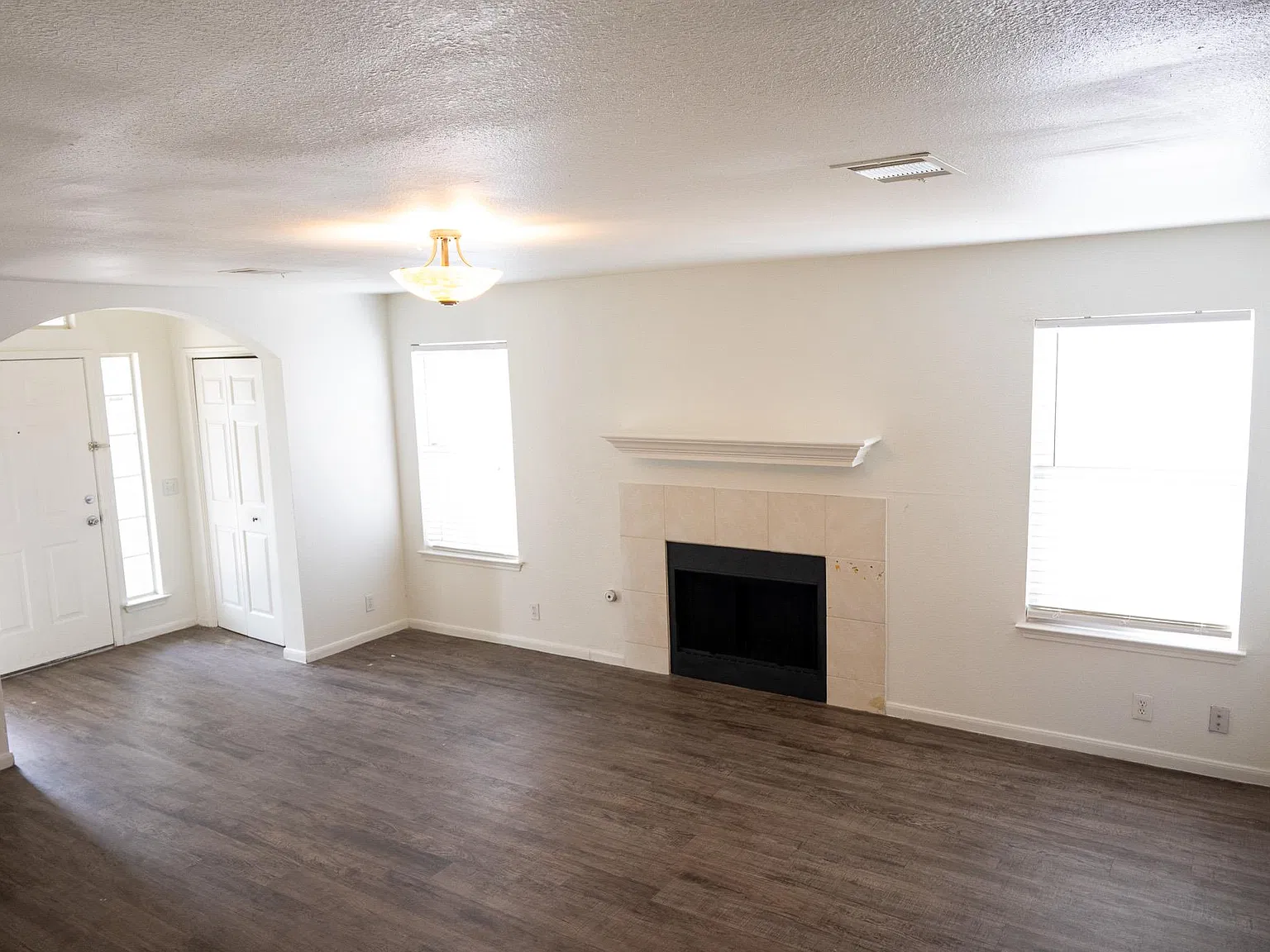 4 bed, 2.5 bath, 2035 sqft, $1,995 — Photo 3