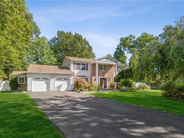 4 Essex Court, Nanuet, NY 10954