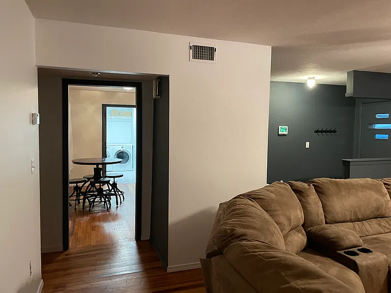 209 W 12th St — Photo 8