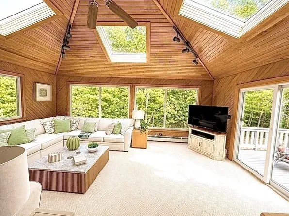 18 Lido Ln, Bedford, MA 01730