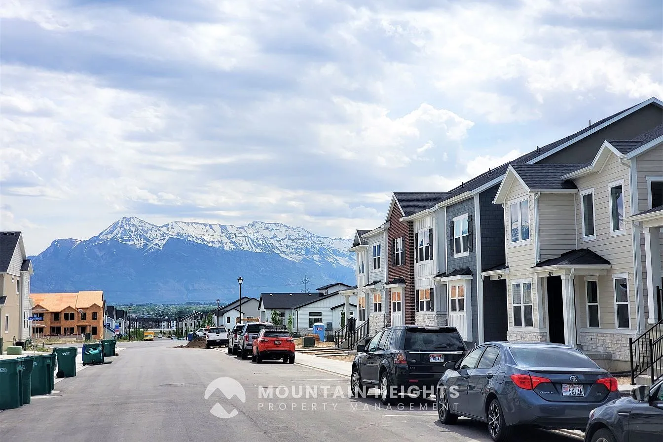 3 bed, 2.5 bath, 2402 sqft, $2,250 — Photo 2