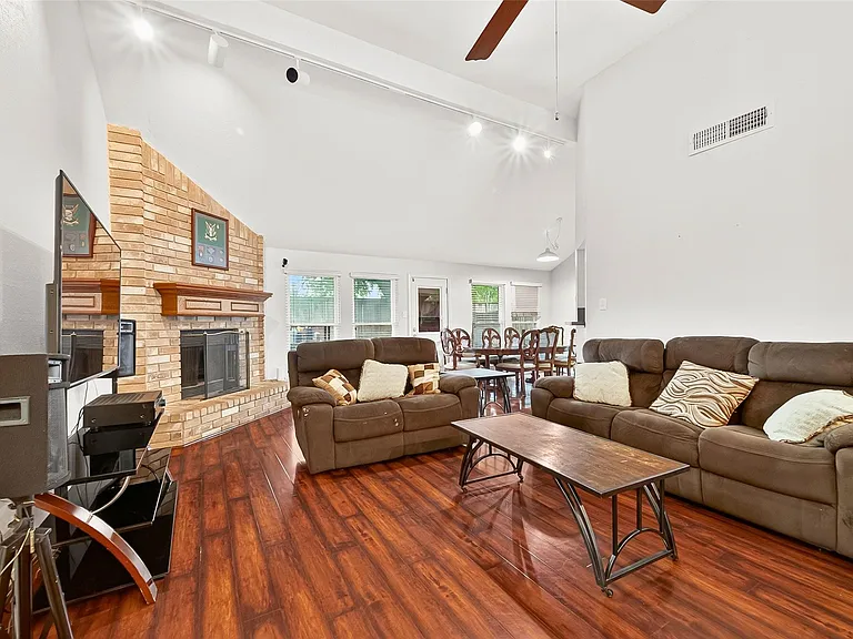 15343 Meadow Village Dr — Photo 3