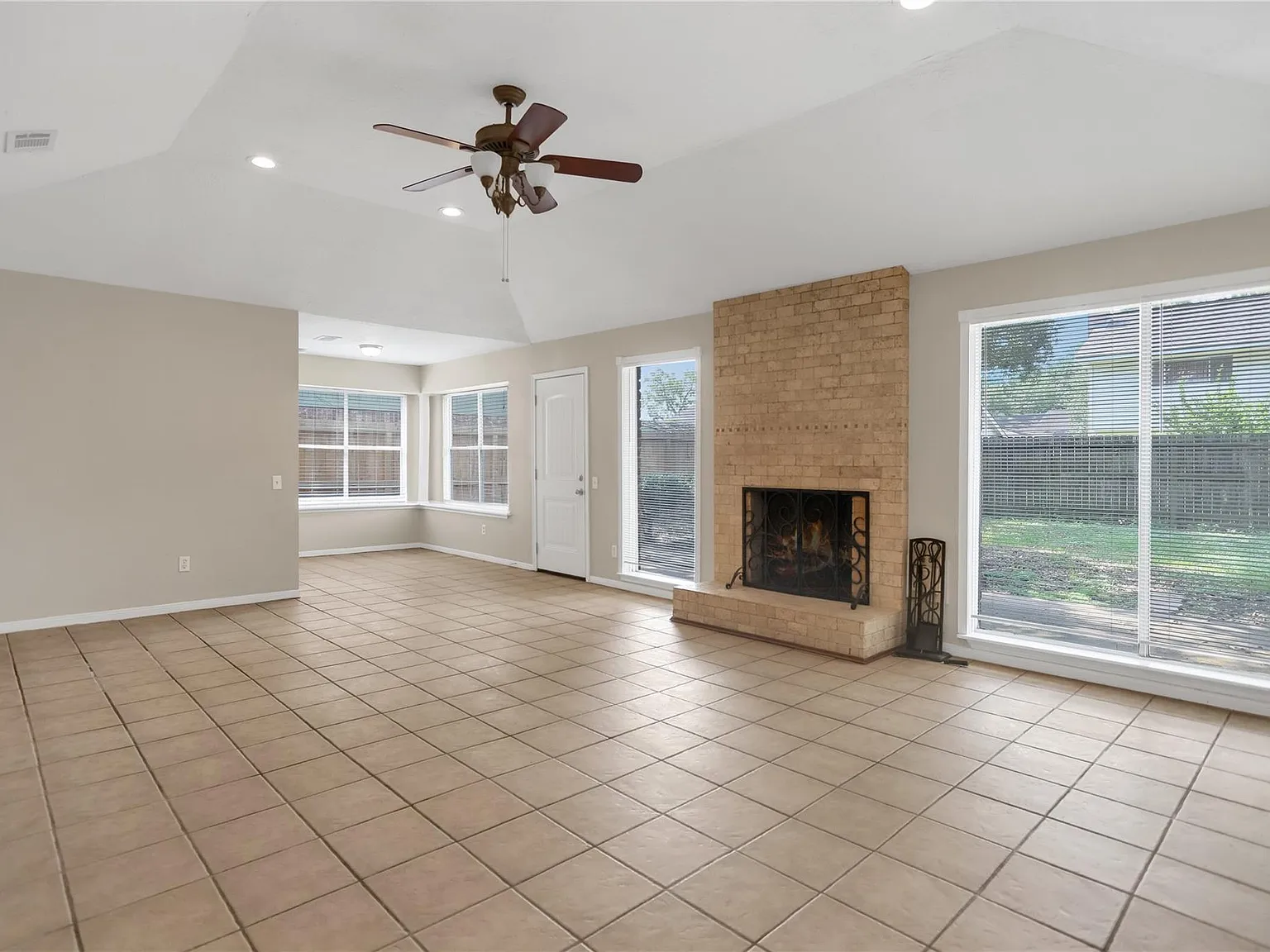 3 bed, 2.0 bath, 1594 sqft, $1,740 — Photo 3