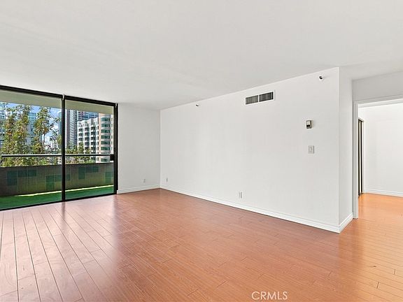 4th image of 600 W 9th St APT 910