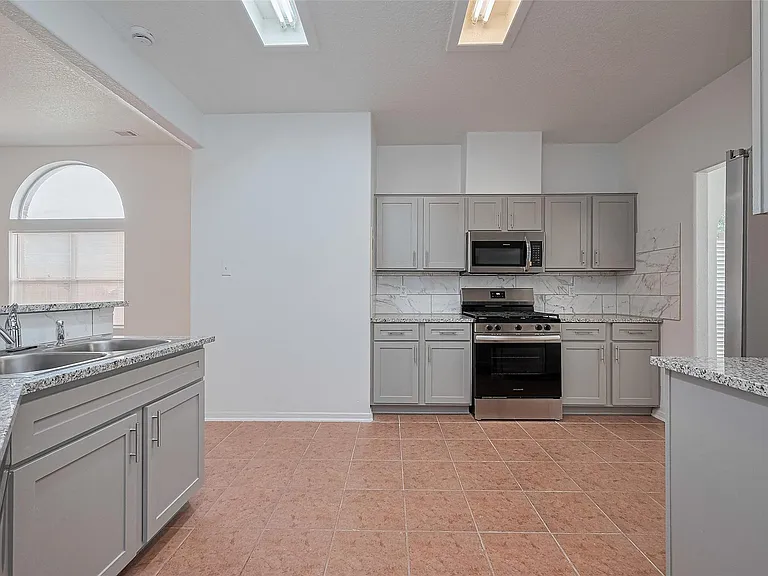 12230 Hawthorne Hill Cir — Photo 19