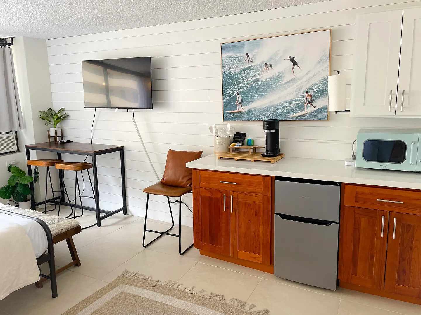 Modern Surf Chic Studio at Hawaiian Monarch — Photo 4