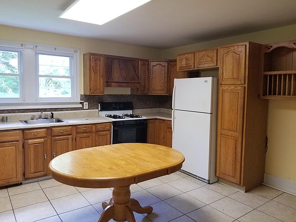 4th image of 39 Unionville Ave