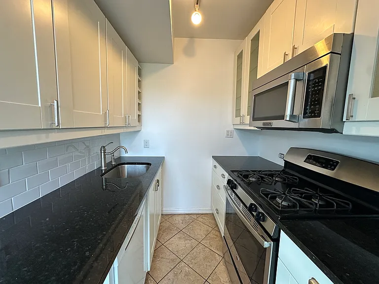 607 N Noble St #4 — Photo 7