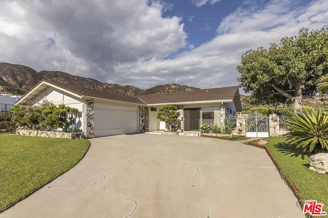 4 bed, 2.0 bath, 2061 sqft, $11,950 — Photo 4