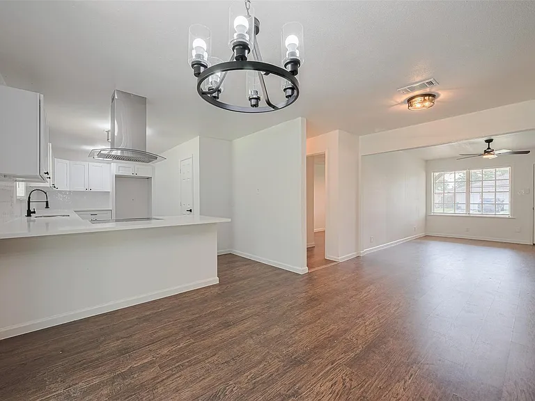 2112 Walnut Ln — Photo 5