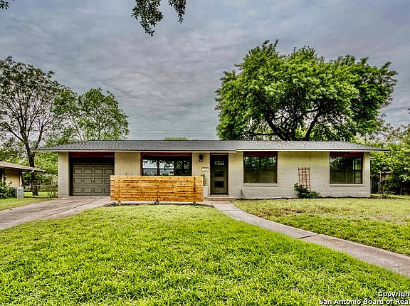3rd image of 335 Sandalwood Ln
