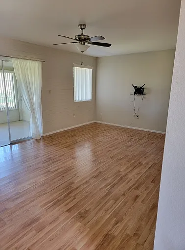 Spacious Town home for Rent — Photo 2