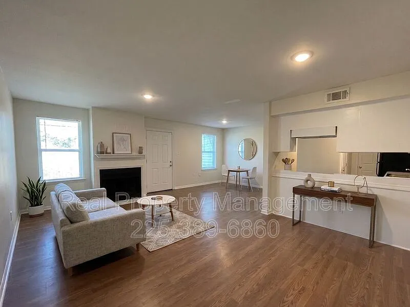 2 bed, 2.0 bath, 1050 sqft, $1,000 — Photo 2