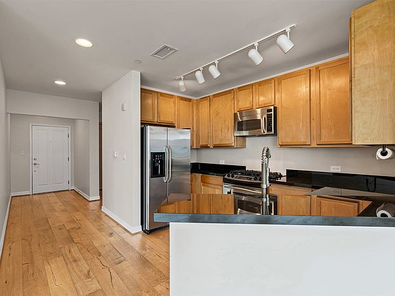5th image of 500 Throckmorton St APT 2408