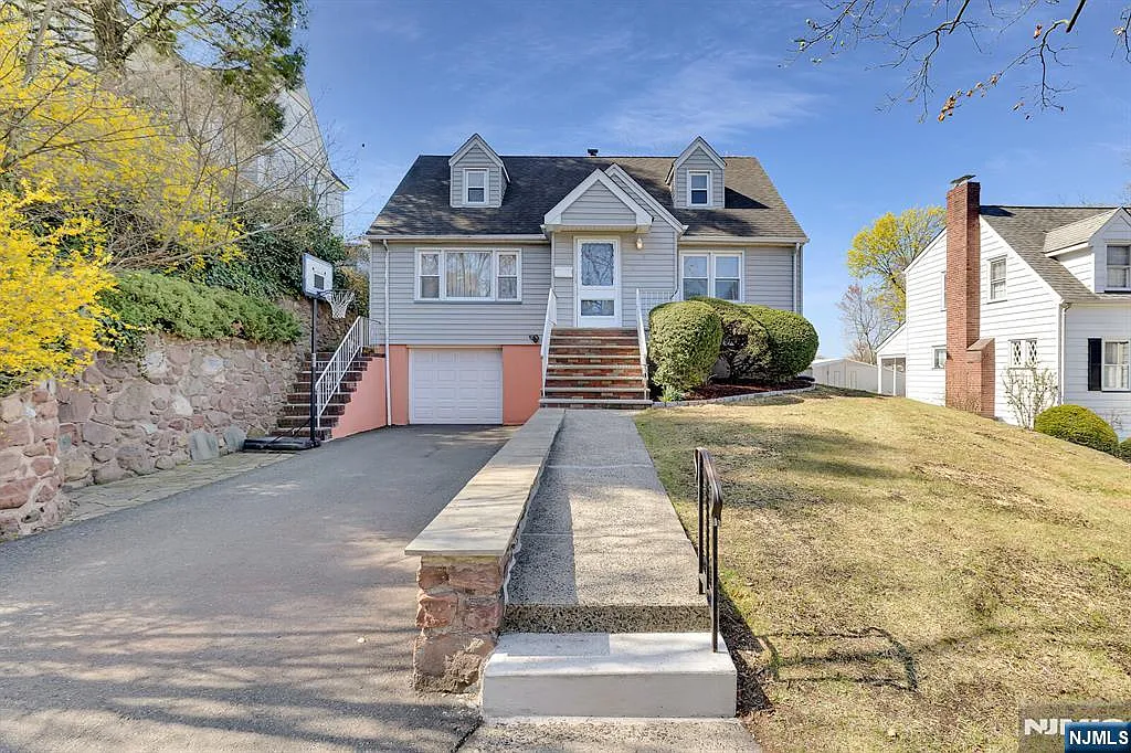 243 Donaldson Ave photo 1