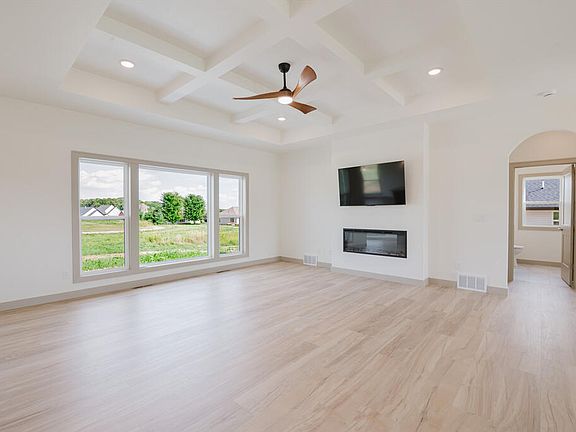 5th image of 581 Emerald Isle Ct