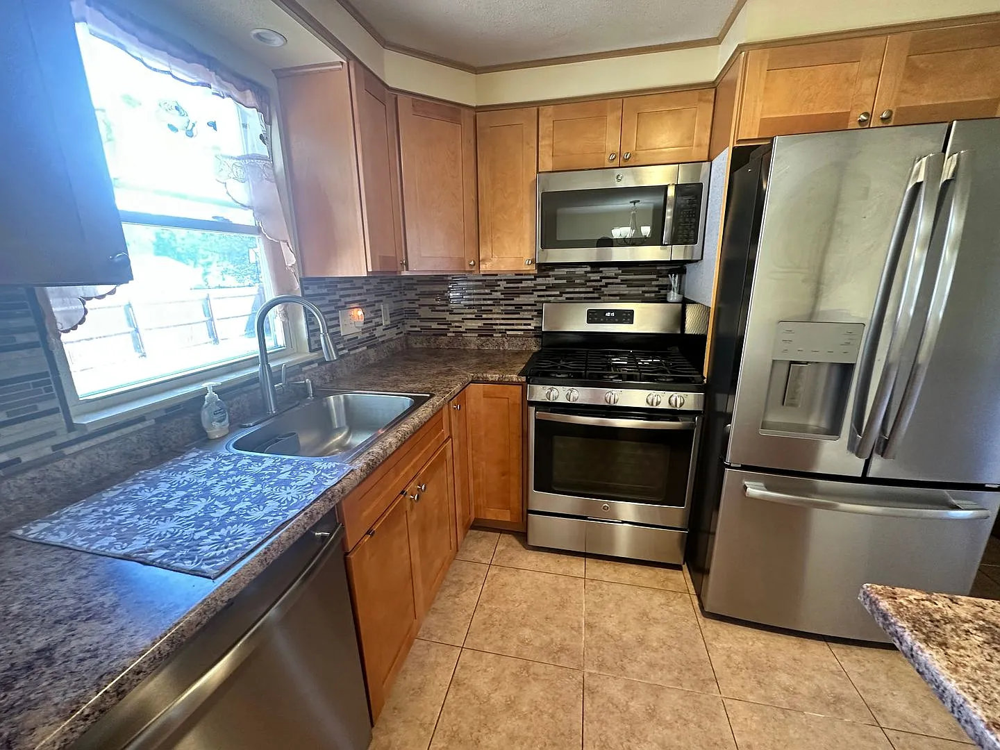 Beautiful 3-Bedroom Single Family House for Rent in Springfield! — Photo 3