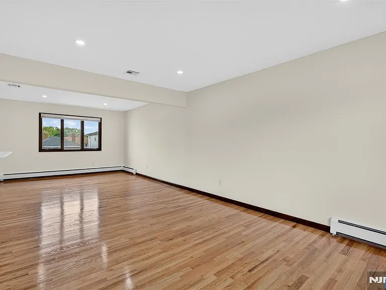 97 Sipp Ave — Photo 2