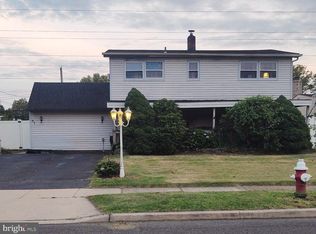 77 New School Ln, Levittown, PA