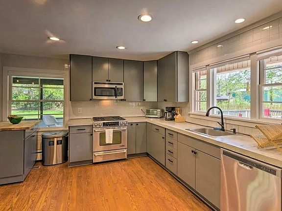 2nd image of 915 Garden Ln
