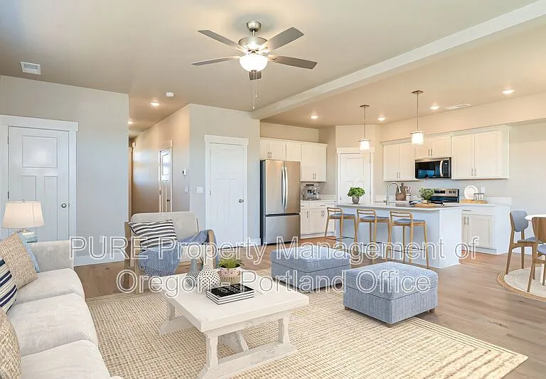 504 NE Trillium Dr — Photo 3
