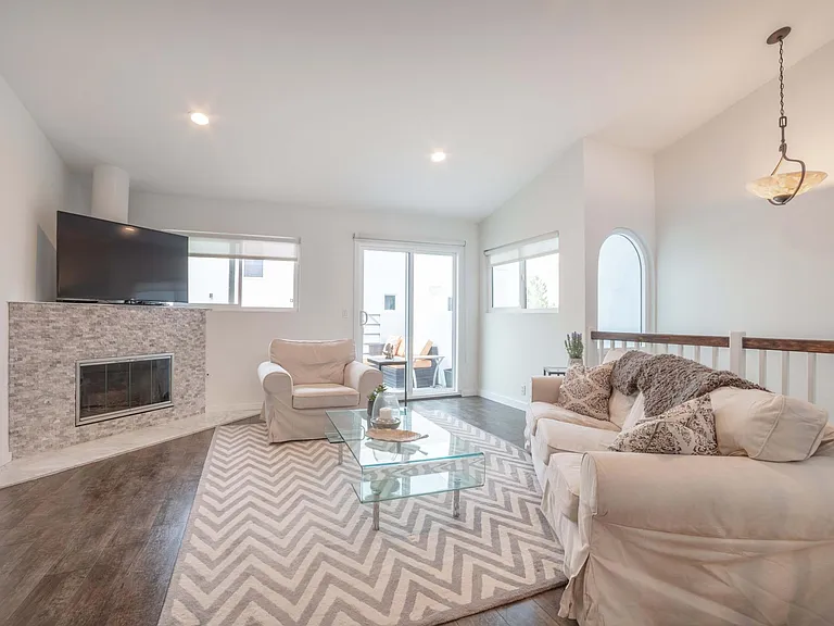 1107 Loma Dr #C — Photo 2