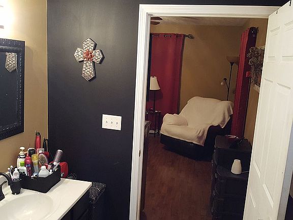 5th image of 209 Chestnut St