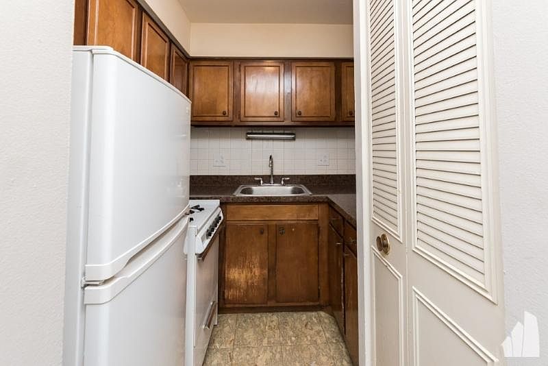 1st image of 450 W Aldine Ave #408
