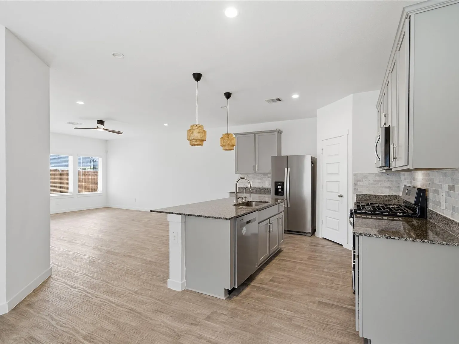 4 bed, 2.5 bath, 2339 sqft, $2,500 — Photo 3