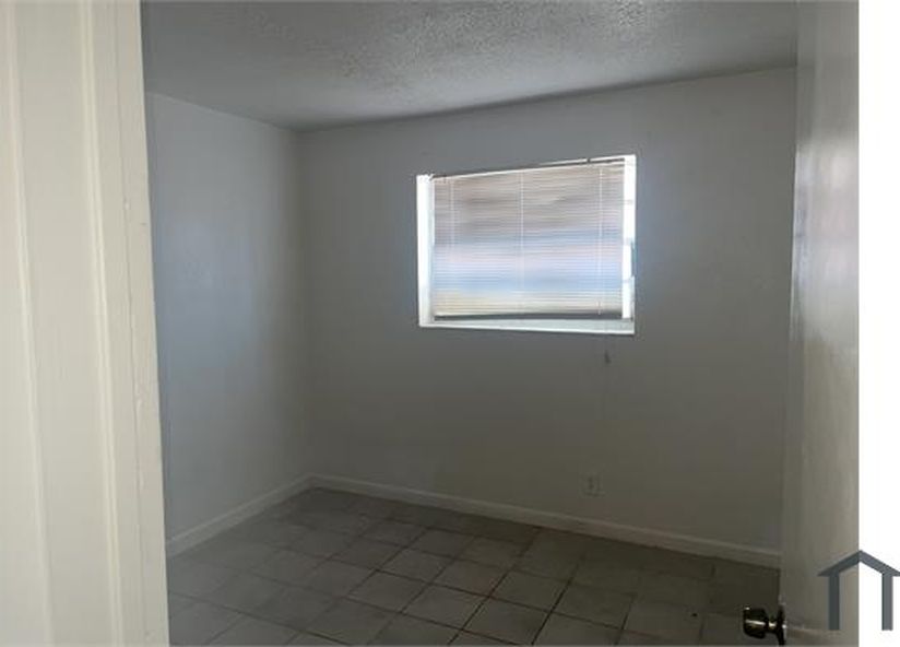 660 SW 7th St, photo 5