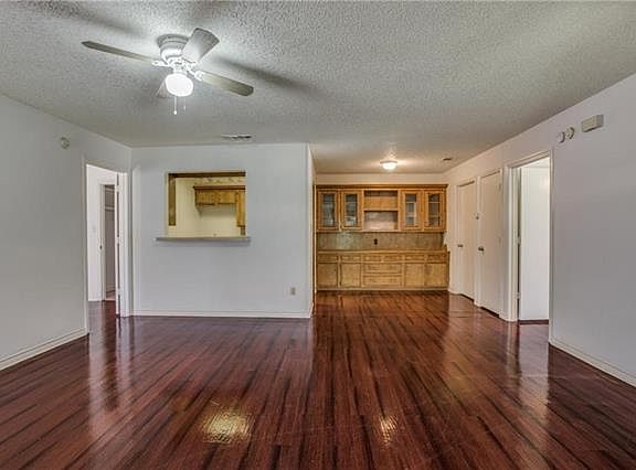 3rd image of 704 Royal Crest Dr