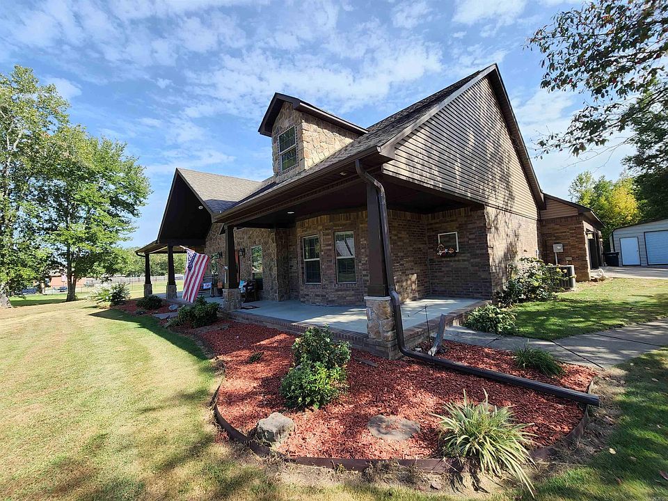 1st image of 15 Oakwood Dr