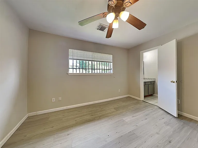 12811 Roandale Dr — Photo 9