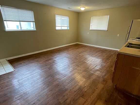 4th image of 640 W Country Squire Ct