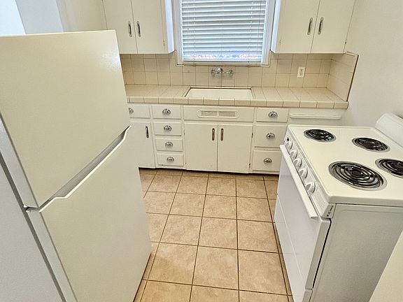 3rd image of 1130 N Glenn Ave