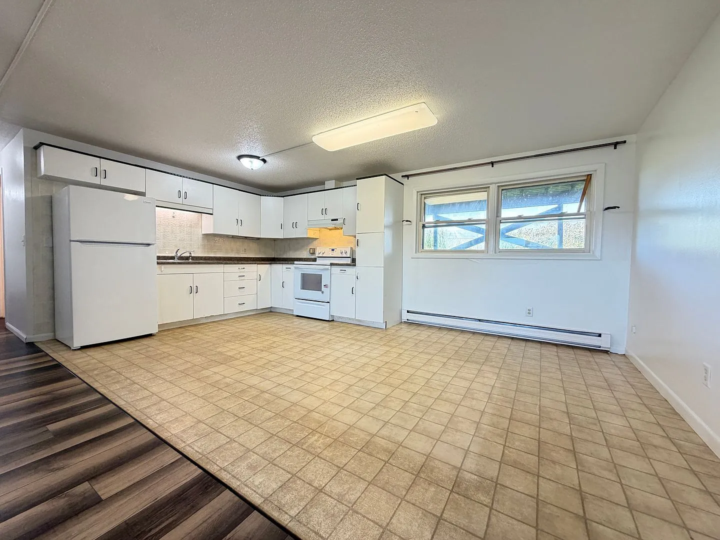 Large 3 Bedroom Apartment - Available Today!! — Photo 4