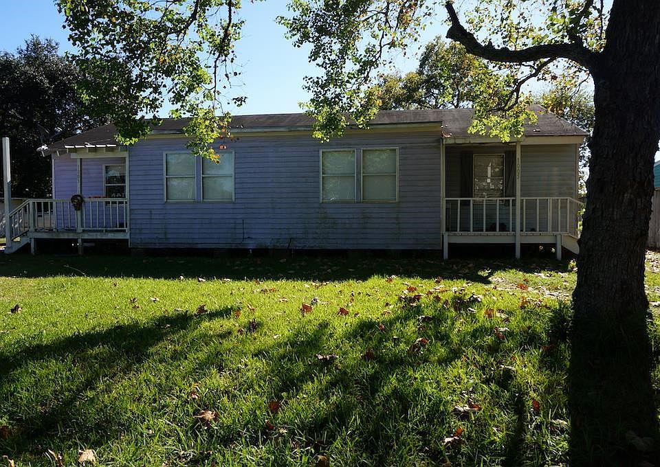 1st image of 1003 Avenue E 1/2
