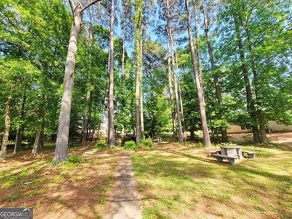 3rd image of 116 W Greenwich Cir