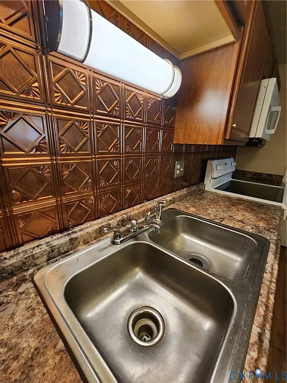 2 bed, 2.0 bath, 946 sqft, $1,875 — Photo 2