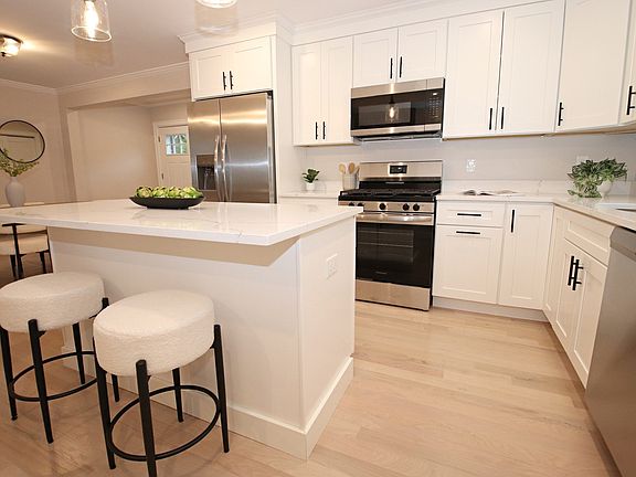 5th image of 27 Holbrook Ct