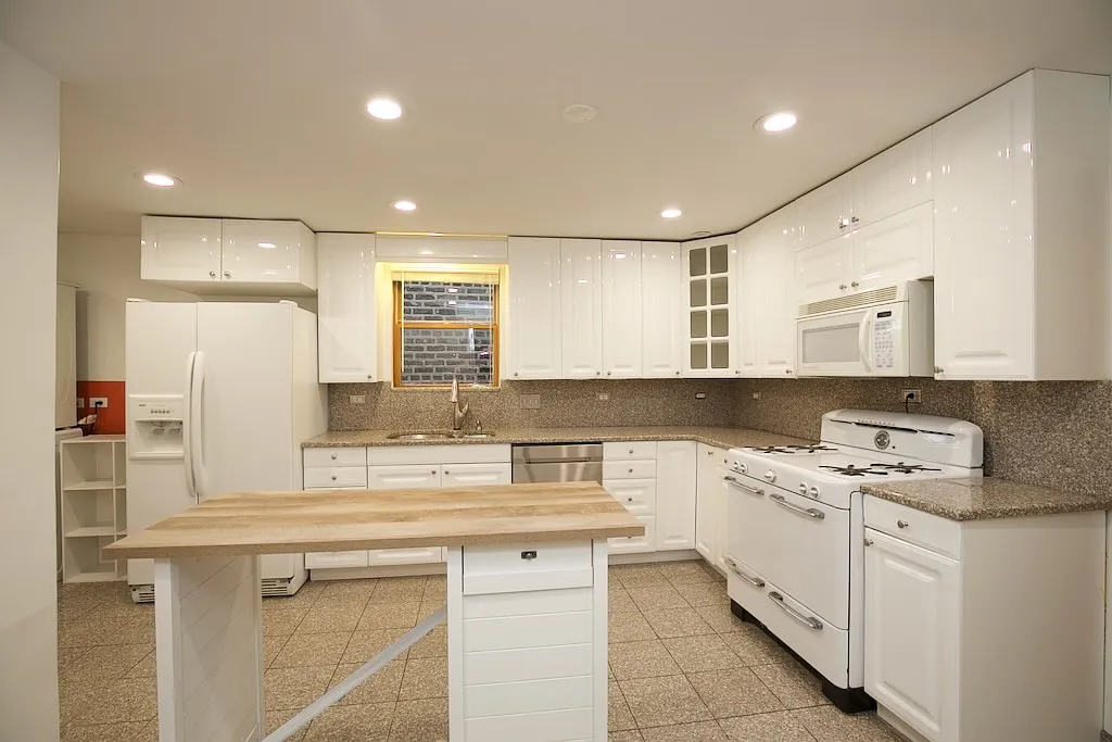 Appealing 2 Bed, 1 Bath at Superior + Rockwell (Ukrainian Village) — Photo 3