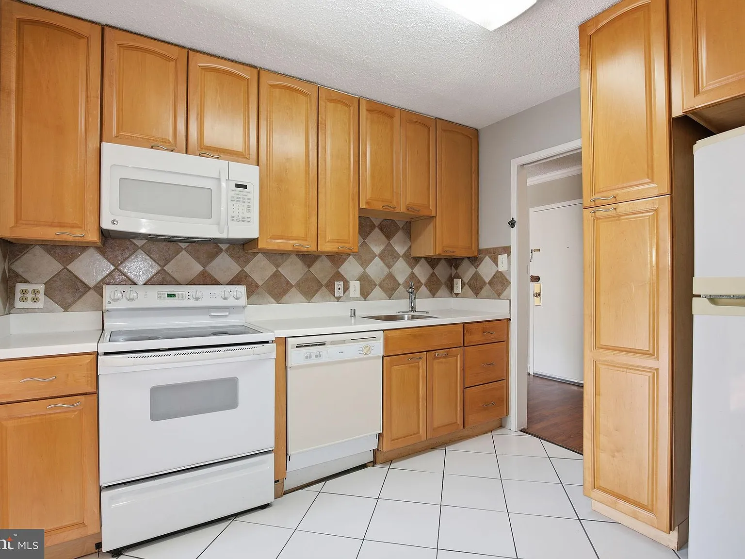 Idylwood Towers Condo — Photo 4